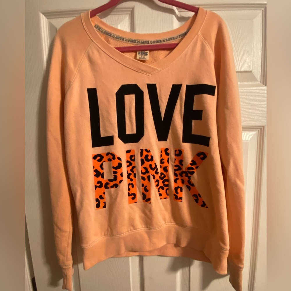 Sz M VS Pink leopard print crewneck